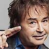 INGYENES koncertet ad Budapesten Szikora Róbert és az R-Go!