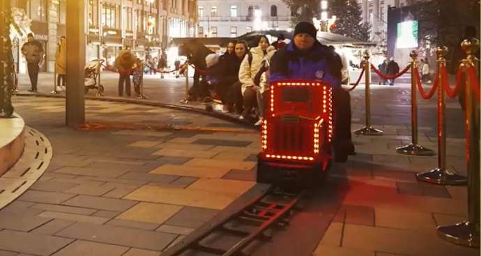 INGYENES kisvasút is várja a gyerekeket a budapesti Adventi Vásáron! Videó itt!