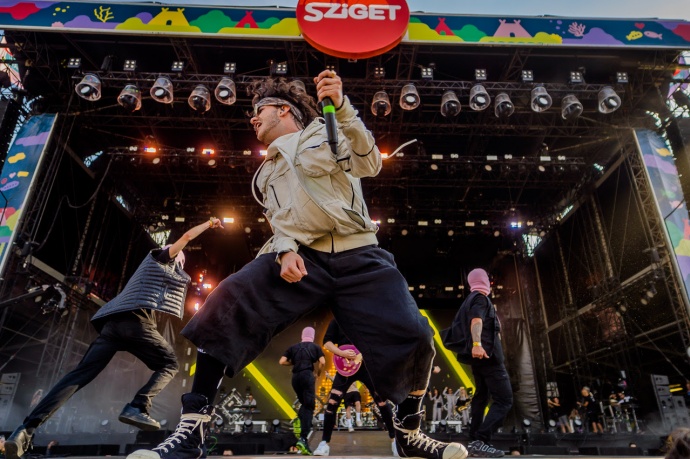 Kiemelt műsorsávban lép fel Azahriah a Sziget Nagyszínpadán!
