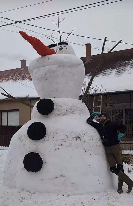 Olaf életre kelt! Óriási Olaf hóember épült Magyarországon!