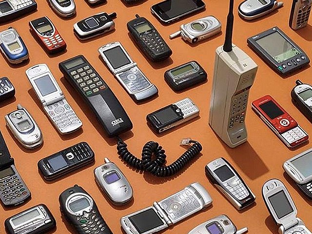 Retró mobiltelefonokat is kipróbálhatunk az Informatika Történeti Kiállításon 