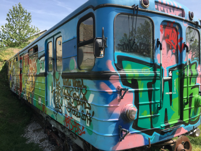 Szelfizz földből kiálló metróval!